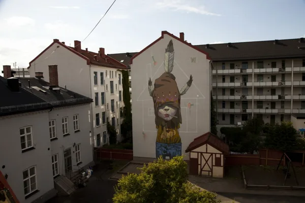 Необычные рисунки на домах от команды художников Etam Cru